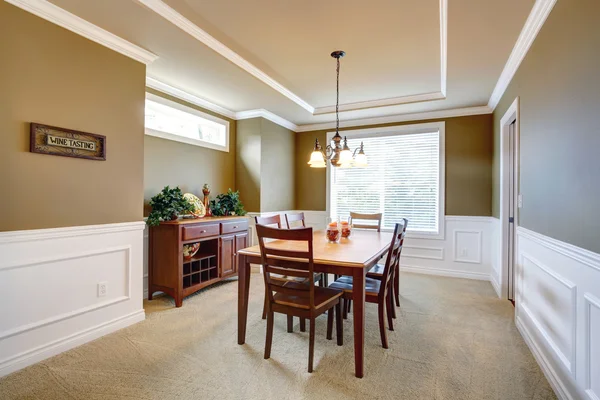 Comedor con adorno de pared blanca — Foto de Stock