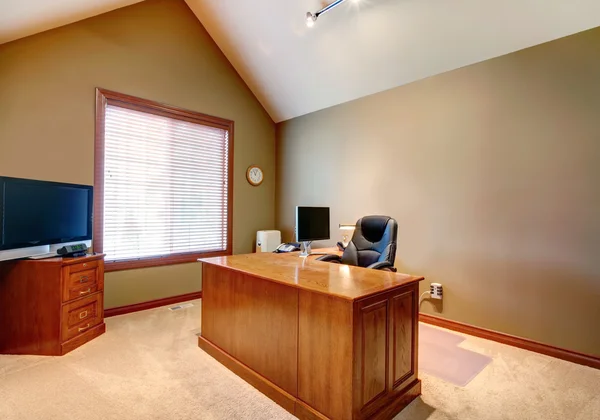 Office room with high vaulted ceiling — Stock Photo, Image