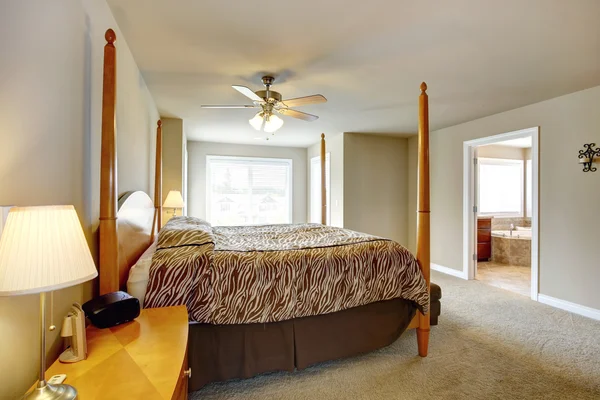 Interiér ložnice. krásná postel s vysokými kůly — Stock fotografie