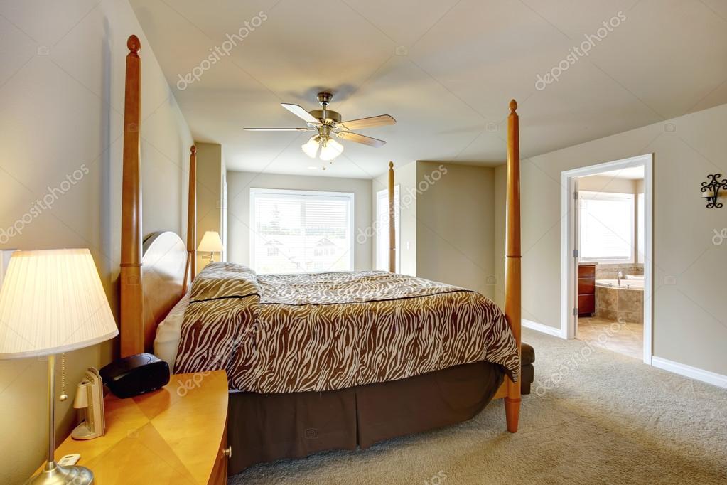 Schlafzimmer Inneren. Schönes Bett mit hohe Posten — Stockfoto ... Schlafzimmer Inneren. Schönes Bett mit hohe Posten — Stockfoto ...