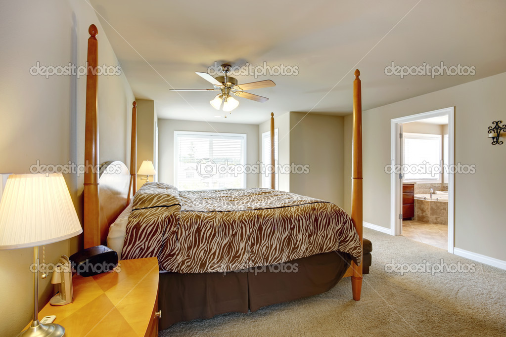 slaapkamer interieur. mooie bed met hoge posten — Stockfoto ... slaapkamer interieur. mooie bed met hoge posten — Stockfoto ...