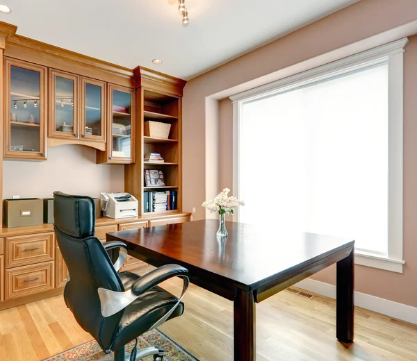 Eenvoudige maar elegante office kamer interieur — Stockfoto