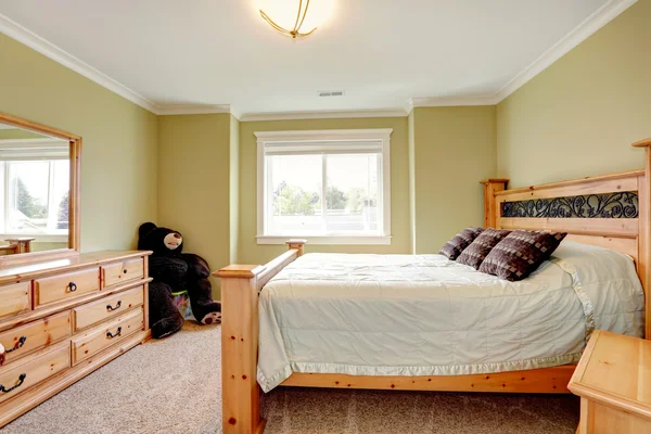 Cozy lime bedroom with big toy bear — Stock Photo, Image