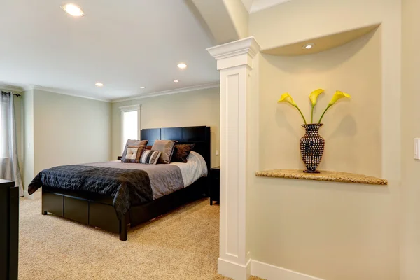 Elegant bedroom with arch and decorated niche in the wall — Stock Photo, Image