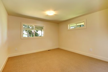 iki pencere ile boş oda