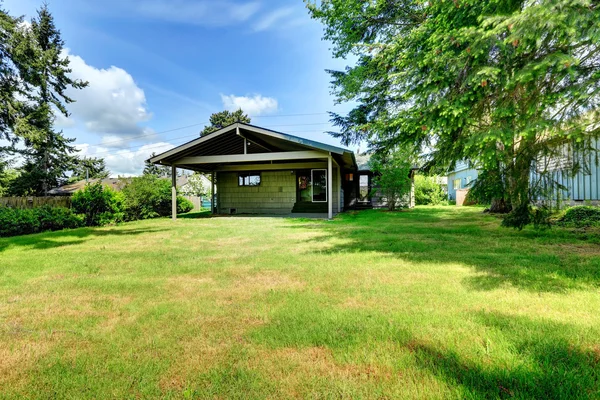 Buitenkant van het huis. achtertuin weergave — Stockfoto