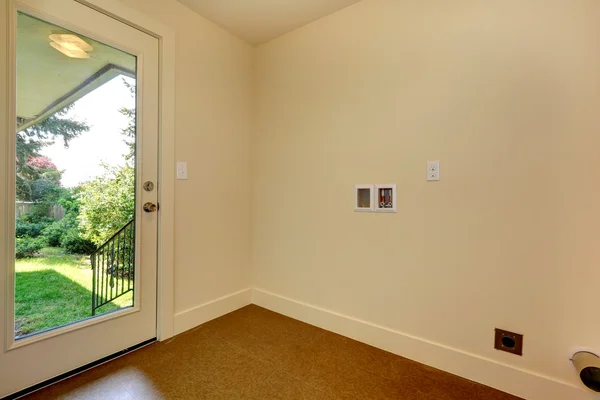Empty hallway with glass door to backyard — Stock Photo, Image