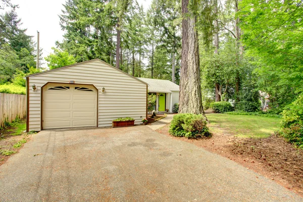 Countryside house. Garage with driveway — Stock Photo, Image