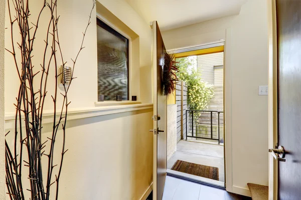 Entrance hallway with open door — Stock Photo, Image