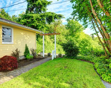 geçit ve açık kapı ev