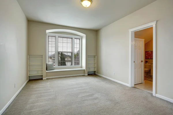 Habitación vacía con ventana de arco y banco — Foto de Stock