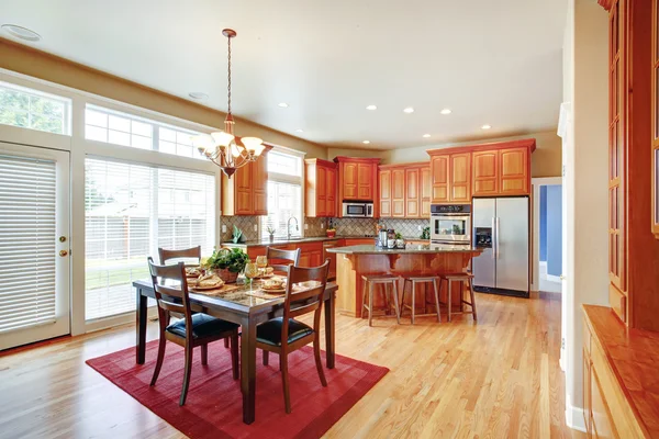 Ruang dapur modern dengan pulau dan ruang makan — Stok Foto