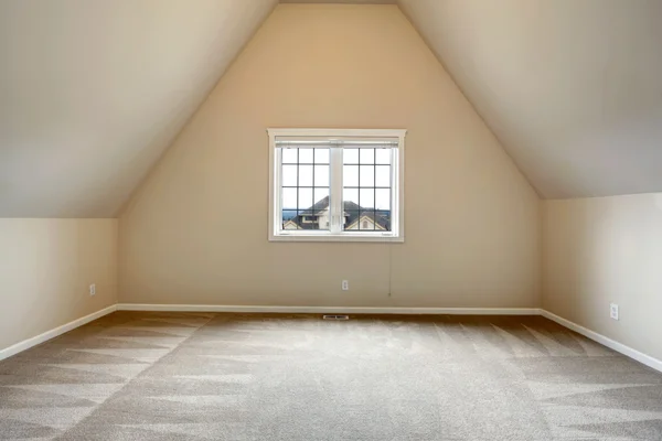 Empty room with vaulted ceiling — Stock Photo, Image