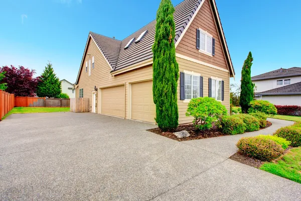 Huis met twee auto garage. — Stockfoto