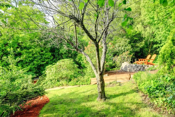 Casa jardim com área de descanso — Fotografia de Stock