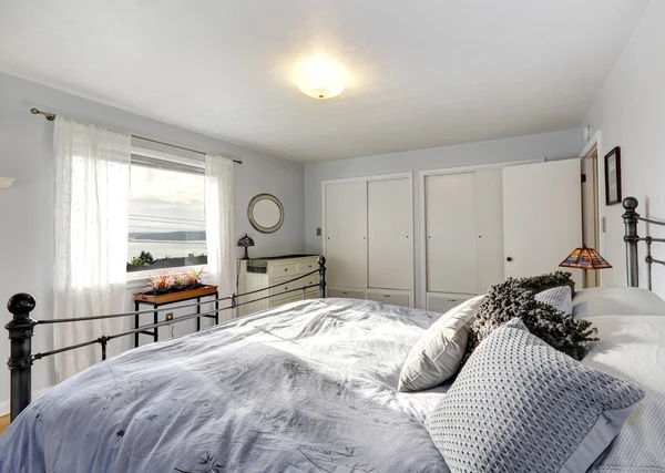 Altmodisches Schlafzimmer mit Bett mit Eisenrahmen — Stockfoto