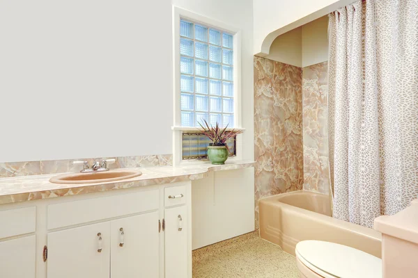 Baño blanco y beige — Foto de Stock