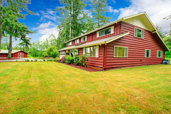 Röd FJÄLLPANEL rangerbangård hus med garage — Stockfoto