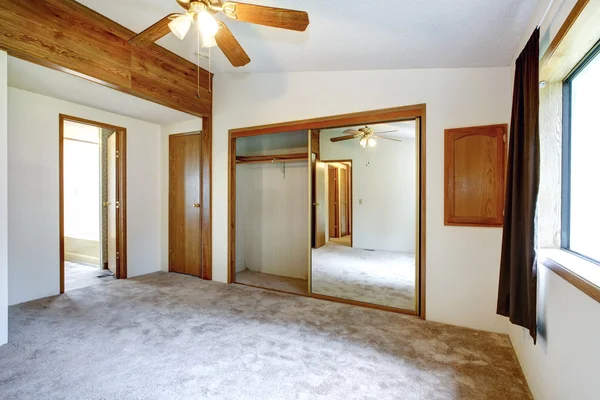 Белая пустая спальня — стоковое фото