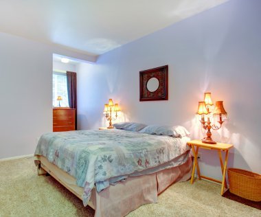 Lavanta duvarları ile yumuşak yatak odası