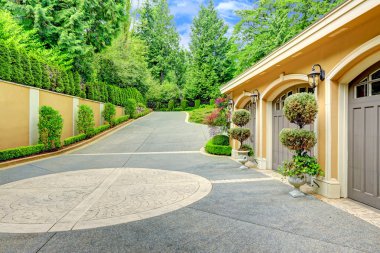 Luxe woning. weergave van garage en oprit