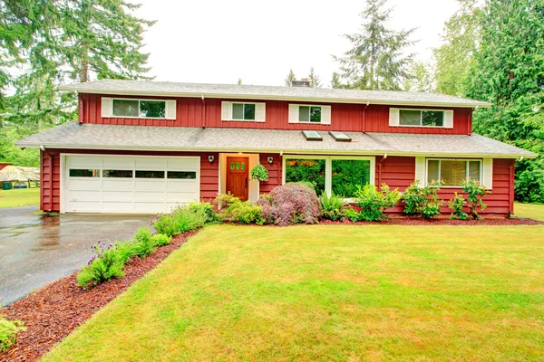 Red clapboard siding house — Stock Photo, Image