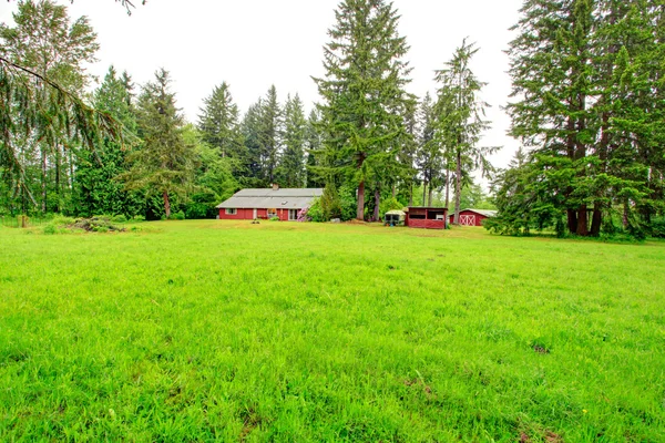 Rotes Bauernhaus — Stockfoto