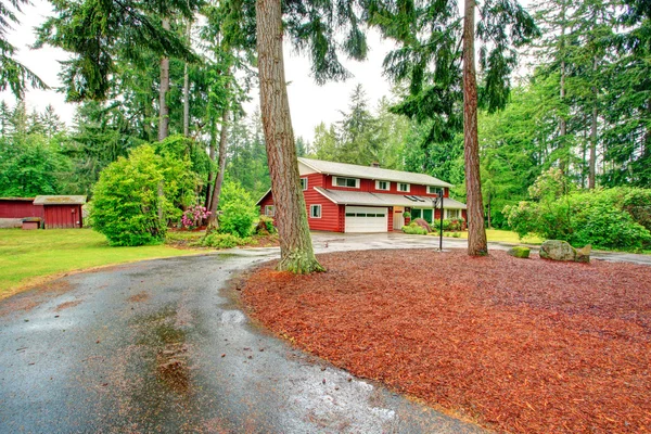 Bondgård med garage — Stockfoto