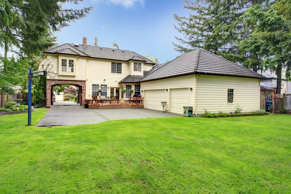 Luxury house backyard view — Stock Photo, Image