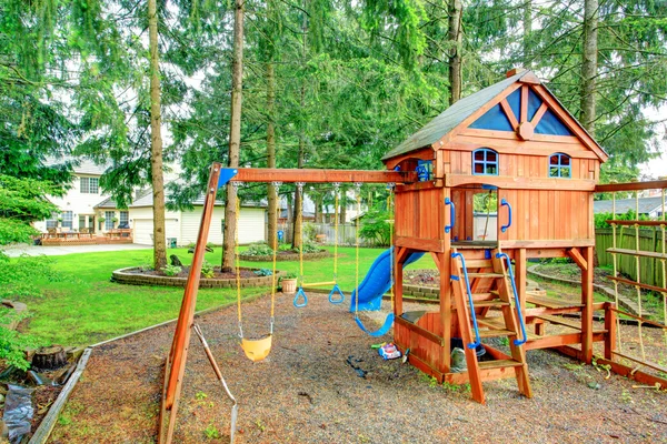 Spielplatz für Kinder. Blick auf den Hinterhof — Stockfoto