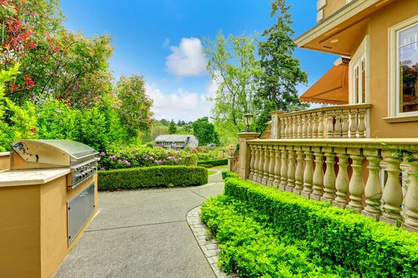Luxury house exterior. Walkway — Stock Photo, Image