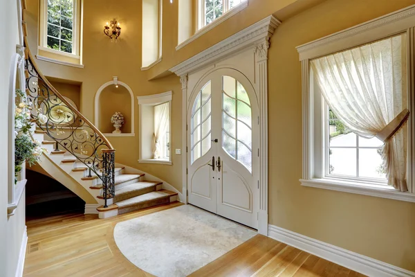 Luxury house interior. Entrance hallway — Stock Photo, Image