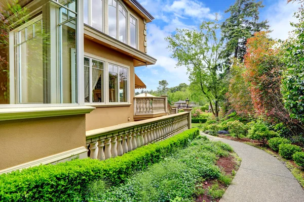 Luxury house exterior. Walkway — Stock Photo, Image