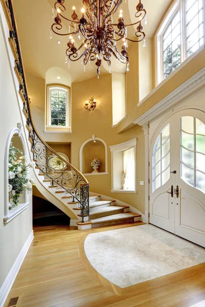 Luxury house interior. Entrance hallway — Stock Photo, Image