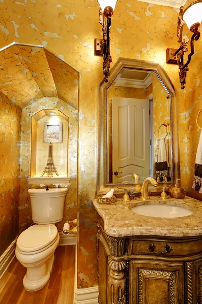 Salle de bain en or de style antique — Photo