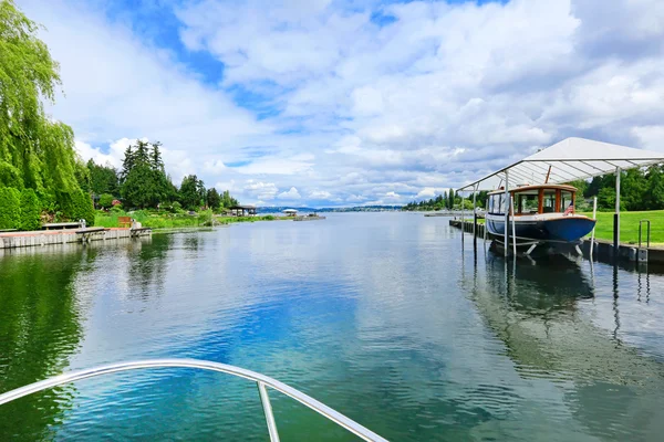 Výhled na jezero ze soukromé lodi — Stock fotografie