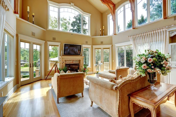 Maison de luxe intérieur. Salle de séjour avec terrasse — Photo