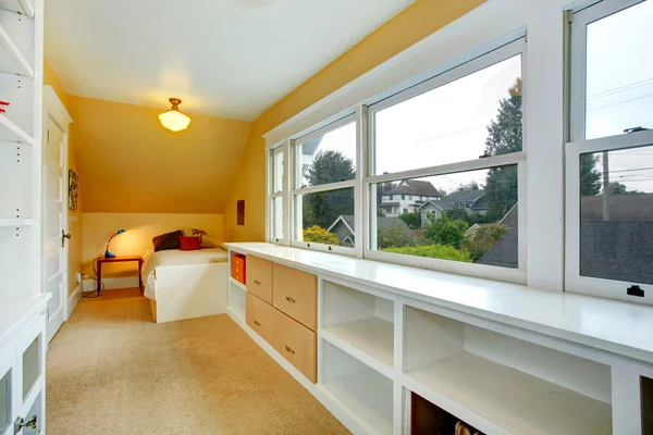 Schlafzimmer mit Stauraum-Kombination — Stockfoto