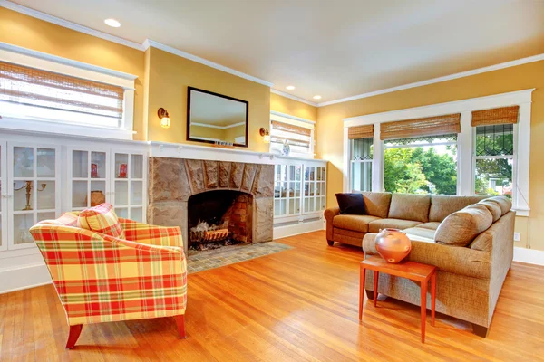 Casa interior.Yellow sala de estar con chimenea — Foto de Stock