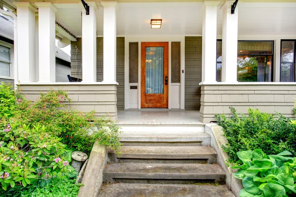 Buitenkant van het huis. ingang kolom veranda — Stockfoto