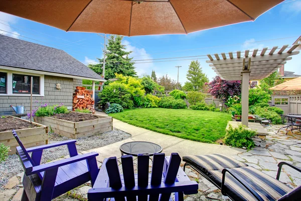 Backyard view from patio area — Stock Photo, Image