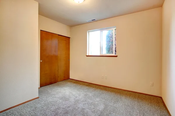 Enkel tomt rum med garderob — Stockfoto
