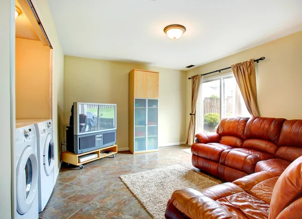 Obývací pokoj s bohatými kožené pohovce — Stock fotografie