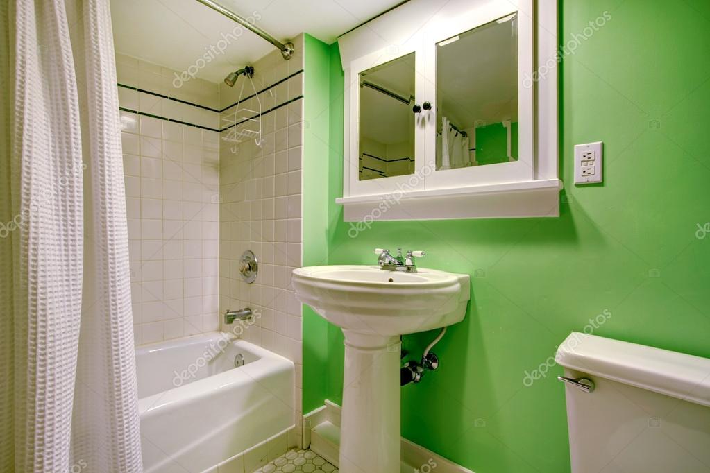 salle de bain vert avec carrelage blanc trim — Photographie ... salle de bain vert avec carrelage blanc trim — Photographie ...