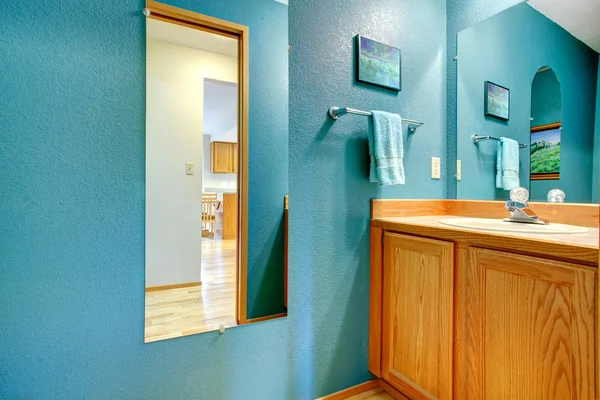 Бирюзовая стена ванной комнаты с зеркалом — стоковое фото