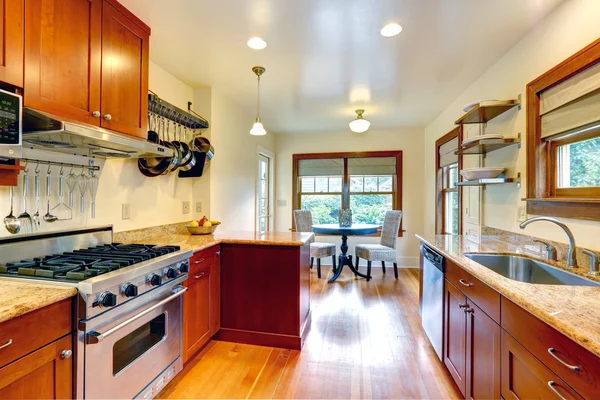 Sala de cozinha com pequena área de jantar — Fotografia de Stock