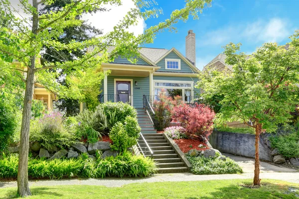 Exterior de la casa con atractivo hermoso bordillo — Foto de Stock