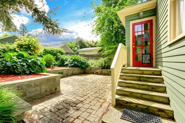Achtertuin veranda met rode Frans deur — Stockfoto