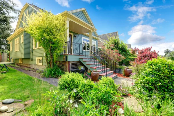 Casa esterna. Vista del portico d'ingresso con ringhiere — Foto Stock