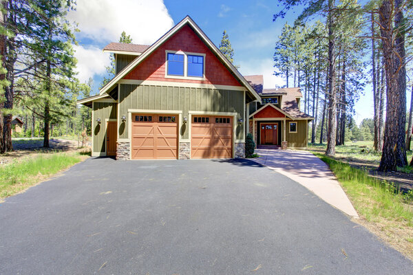 Внешний вид дома. Вид на гараж и дорогу
